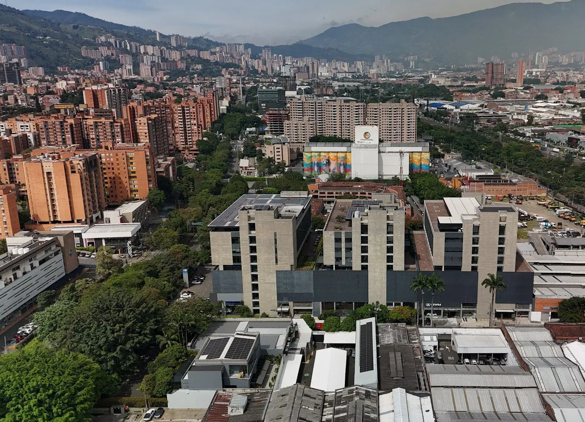 Las torres de Ayurá Center vistas desde el aire, con Envigado, el Valle de Aburrá y las montañas al fondo