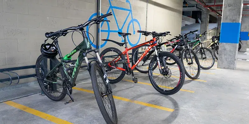 Bicicletero del parqueadero de Ayurá Center con varias bicicletas estacionadas