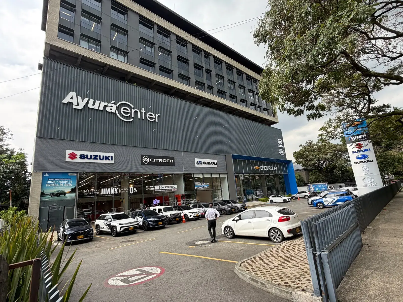 Fachada de Ayurá Center con las vitrinas de Suzuki, Citroën, Subaru y GWM sobre la Avenida Las Vegas