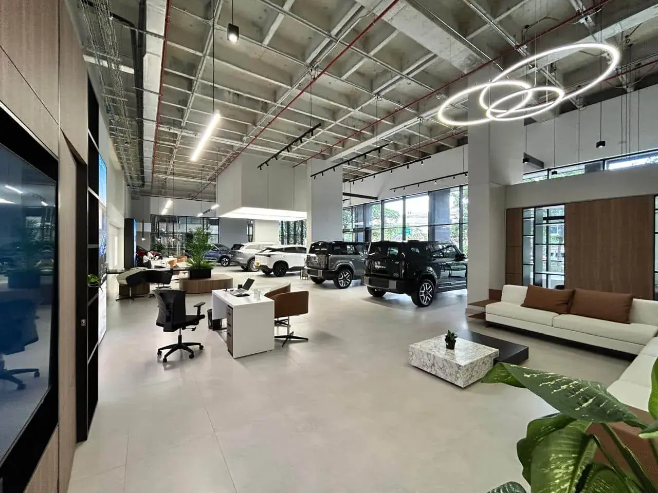 Interior de la vitrina Chery de Ayurauto en la avenida Las Vegas: sala de espera, escritorios de asesoría y carros en exhibición