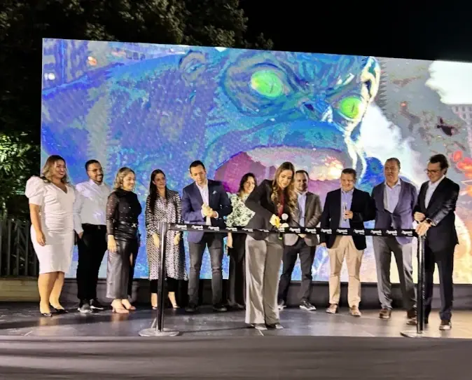Corte de cinta de la inauguración del Centro de Experiencia con Inchcape en Ayurá Center, con el equipo directivo frente a una pantalla gigante