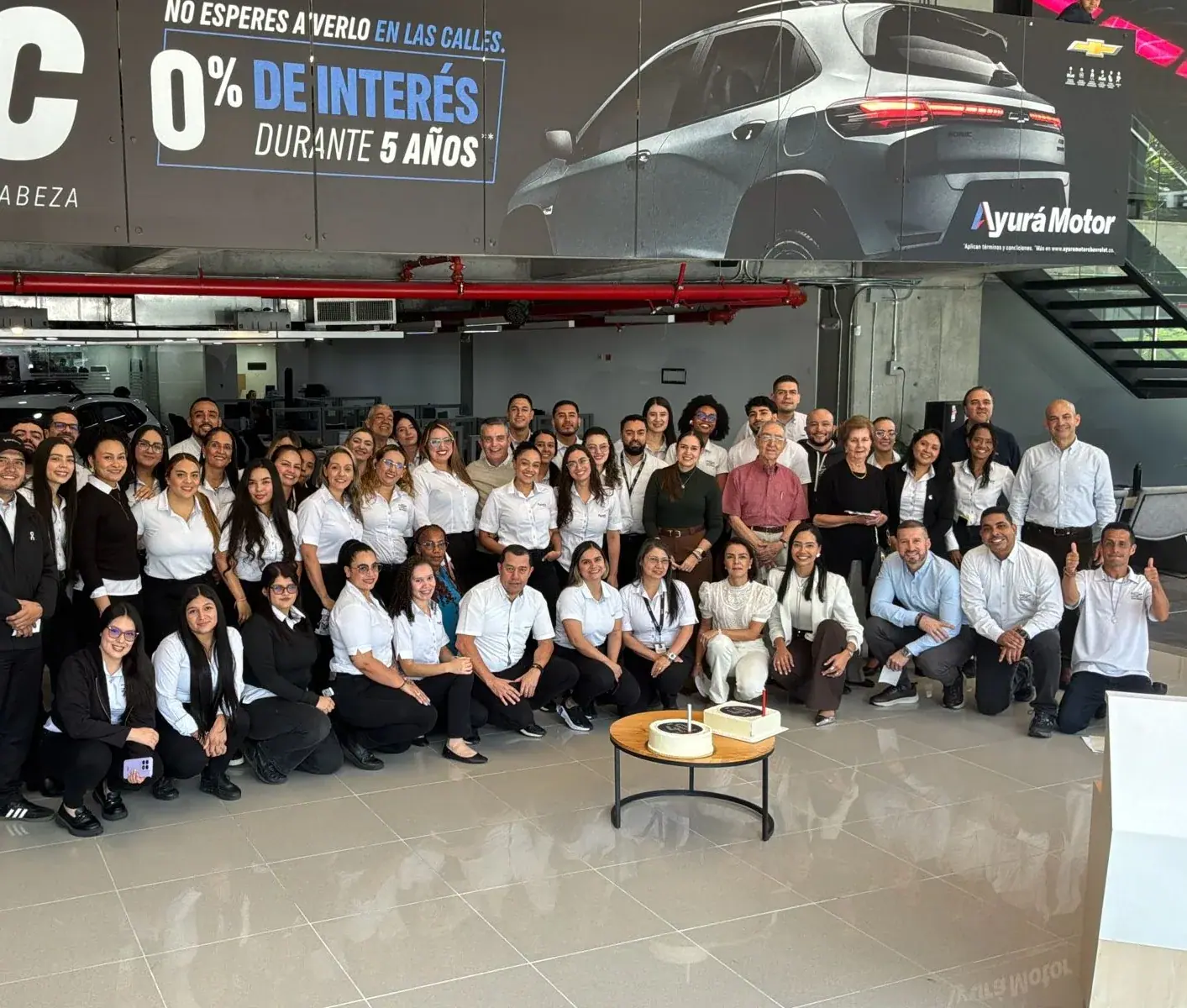 Equipo de Ayurá Motor reunido en la vitrina durante la celebración de los 40 años