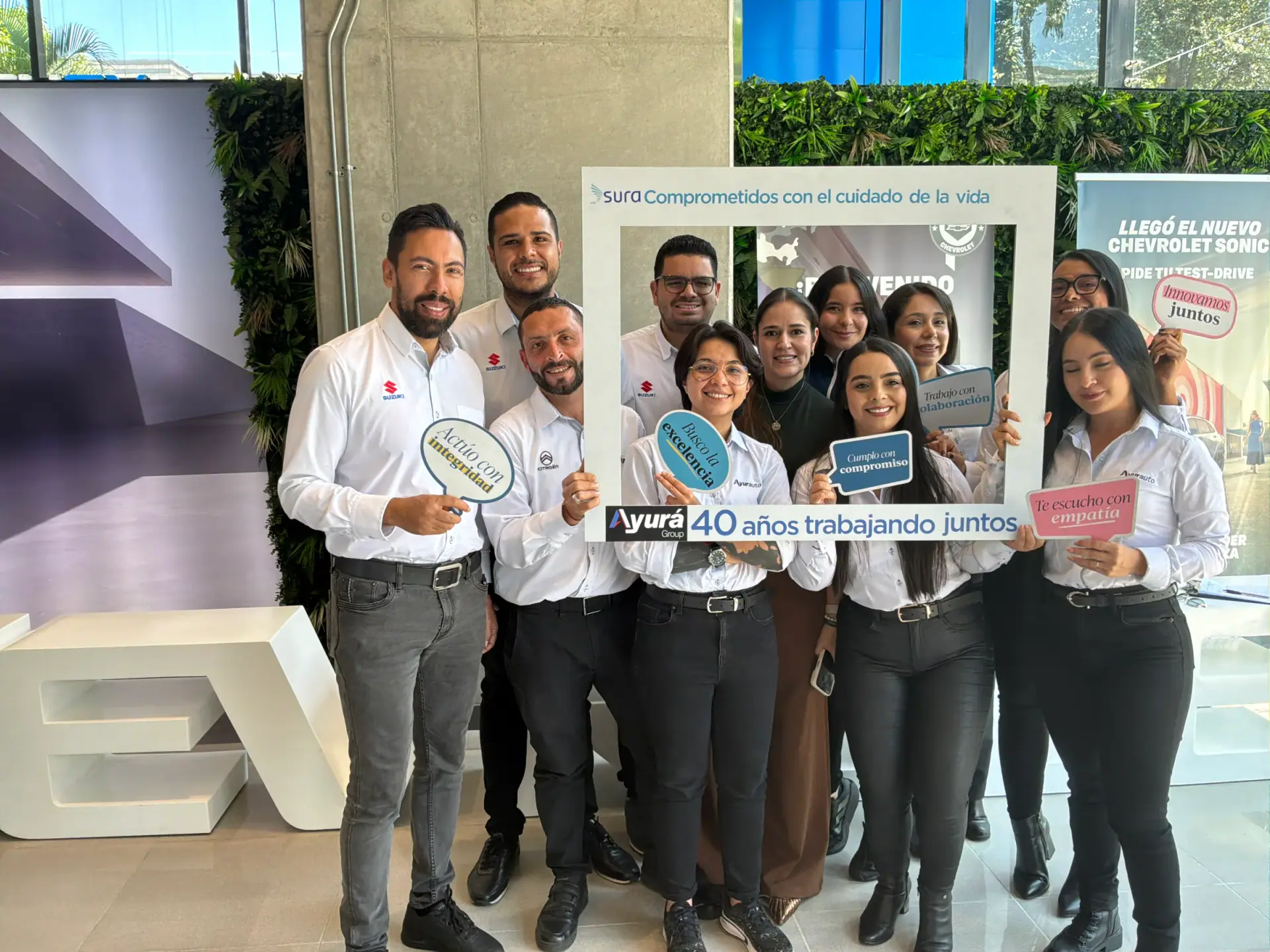 Equipo de Ayurauto en la celebración de los 40 años de Ayurá Group, con el marco «40 años trabajando juntos»