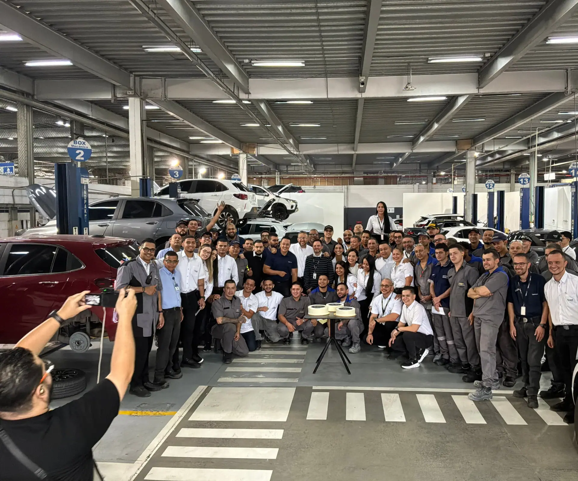 Celebración de los 40 años de Ayurá Group: el equipo completo reunido en el taller, 15 de octubre de 2026