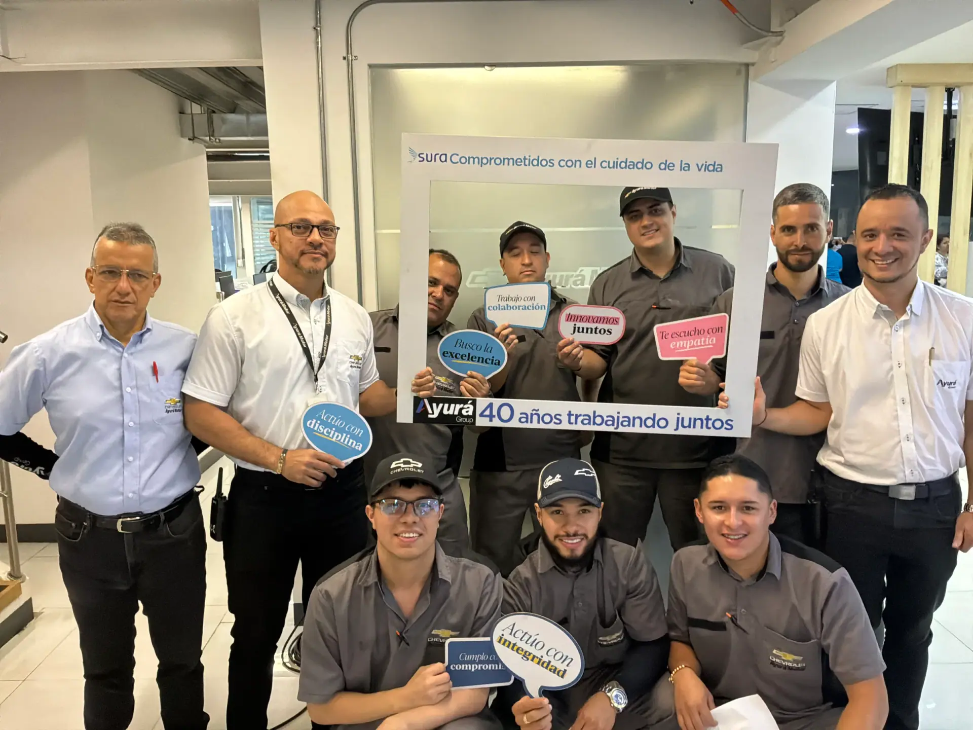 Equipo de posventa de Ayurá Group en la celebración de los 40 años, con el marco «40 años trabajando juntos»
