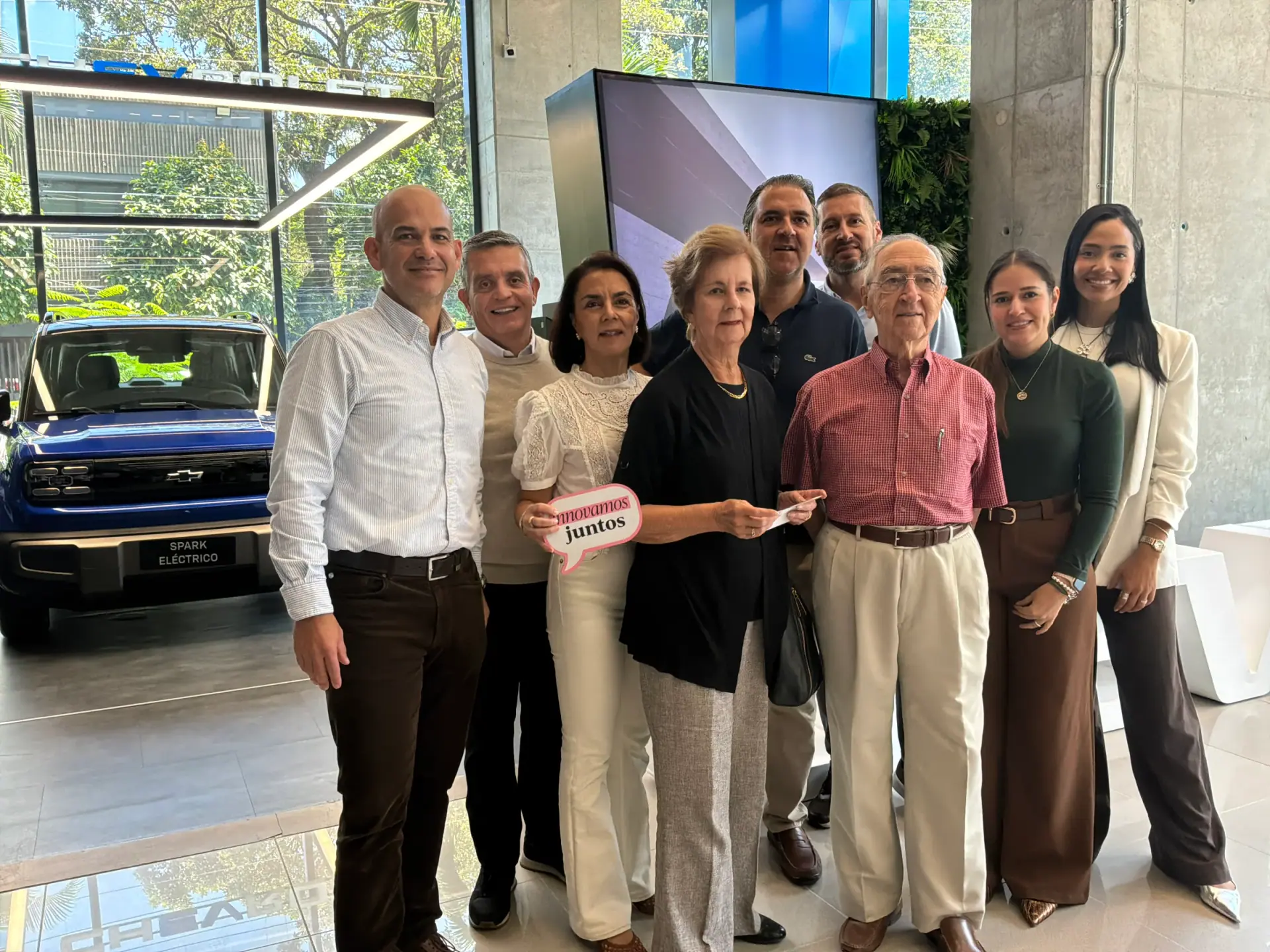 Celebración de los 40 años de Ayurá Group en la vitrina, con integrantes de la familia y del equipo, 15 de octubre de 2026