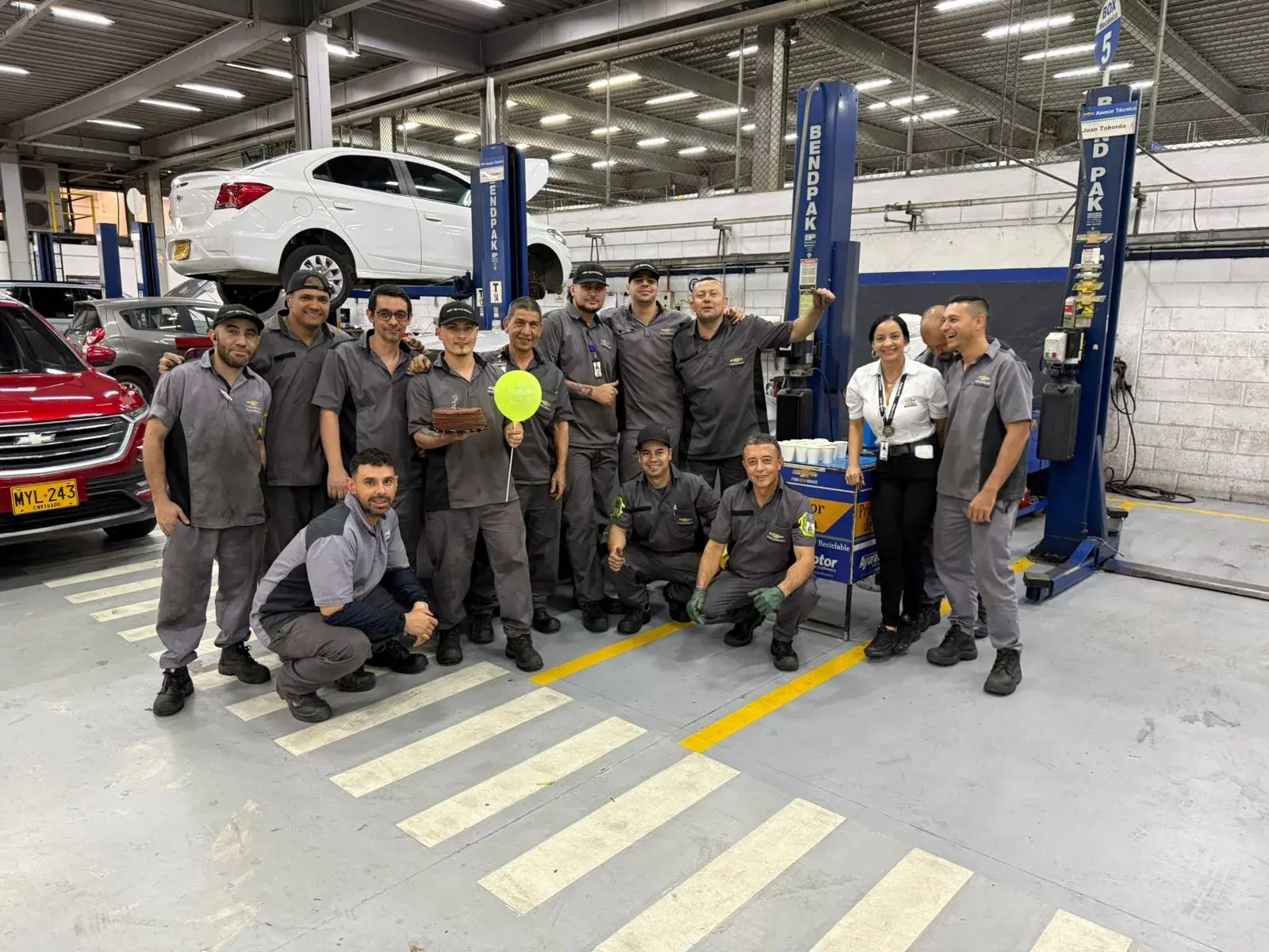 Equipo técnico de posventa de Ayurá Group en el taller